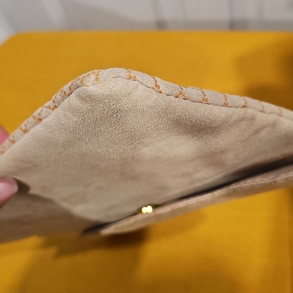 Bulgari Parfums For Emirates Zippered Clutch with Charm Emirates Like New - Picture 8 of 13